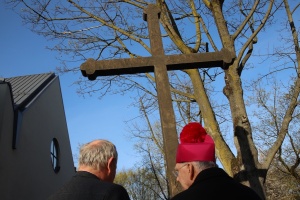 arcybiskup marek jędraszewski pod krzyżem